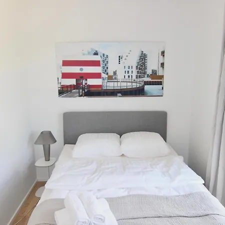 Beautiful 1-br W A Balcony By Harbour - 121 Apartment