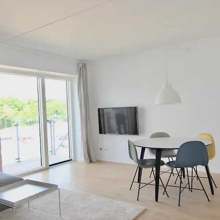 Beautiful 1-br W A Balcony By Harbour - 121 *